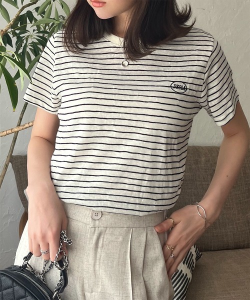 Rejoule(リジュール)の「ワンポイントロゴ刺繍 カラーボーダーTシャツ(Tシャツ/カットソー・レディース・ブラック/レッド/ベージュ・FREE)」の4枚目の写真