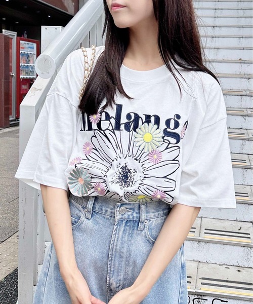 INGNI（イング）の「【WEB限定】カラフル花刺繍Tシャツ（Tシャツ/カットソー・レディース・オフホワイト/オートミール/スミクロ・M）」の4枚目の写真