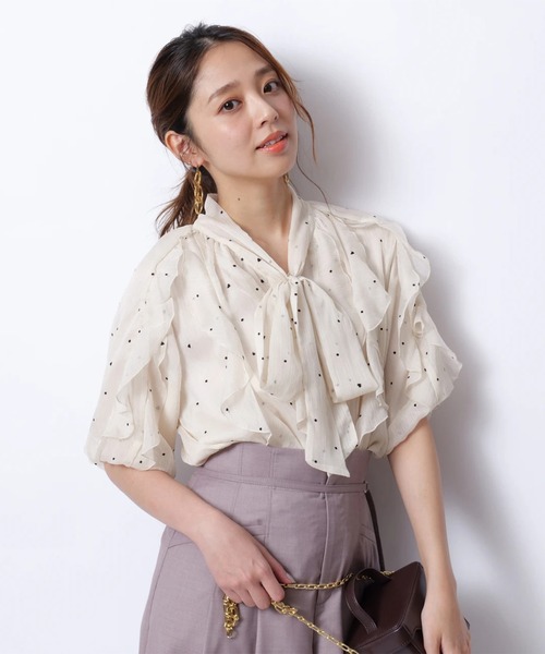 【美品】 ジャスグリッティ ボウタイ リボン ブラウス ホワイト ゆったりM JUSGLITTY（ジャスグリッティー）の「刺繍入りボウタイリボン