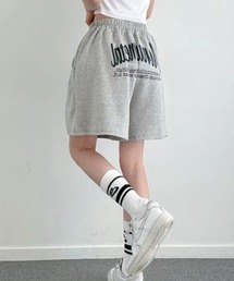 バックロゴがストリート感を演出!ゆったりシルエットのハーフスウェットパンツ