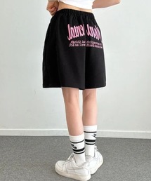 バックロゴがストリート感を演出!ゆったりシルエットのハーフスウェットパンツ