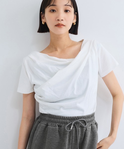 VICKY（ビッキー）の「アシンメトリードレープカットソー≪手洗い可能≫（Tシャツ/カットソー・レディース・ブラック/ライトグレー/オフホワイト・M）」の2枚目の写真