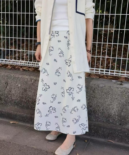 SHOUYO(ショウヨウ)の「モノトーンフラワープリントIラインロングスカート/大人カジュアル(スカート・レディース・ホワイト・M)」の2枚目の写真