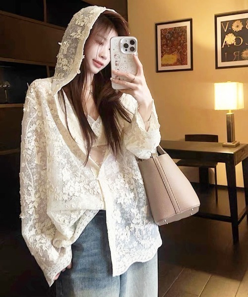 gossip!ロサンゼルス(ゴシップロサンゼルス)の「きゅんとする立体花レース透け感!【冷房対策】パーカー付きシアーレース長袖カーディガン(カーディガン/ボレロ・レディース・オフホワイト・M)」の1枚目の写真
