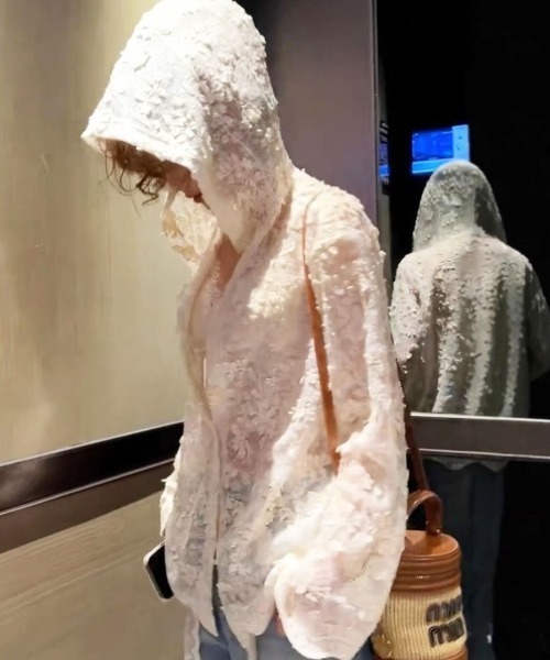 gossip!ロサンゼルス(ゴシップロサンゼルス)の「きゅんとする立体花レース透け感!【冷房対策】パーカー付きシアーレース長袖カーディガン(カーディガン/ボレロ・レディース・オフホワイト・M)」の19枚目の写真
