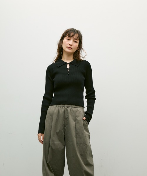 Lutim by u(ルチバイユー)の「Long sleeve polo collar rib tops / ロングスリーブポロ襟リブトップス(ニット/セーター・レディース・チャコールグレー/ブラック/ブラウン・FREE)」の7枚目の写真