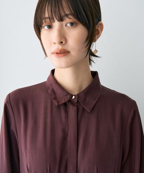 YECCA VECCA（イェッカヴェッカ）の「タックデザインシャツワンピース（シャツワンピース・レディース・ネイビー/キャメル/ボルドー・FREE）」の4枚目の写真