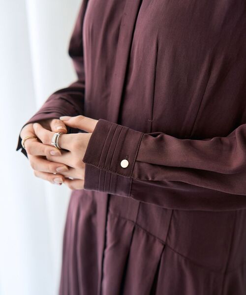 YECCA VECCA（イェッカヴェッカ）の「タックデザインシャツワンピース（シャツワンピース・レディース・ネイビー/キャメル/ボルドー・FREE）」の8枚目の写真