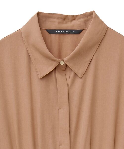 YECCA VECCA（イェッカヴェッカ）の「タックデザインシャツワンピース（シャツワンピース・レディース・ネイビー/キャメル/ボルドー・FREE）」の6枚目の写真