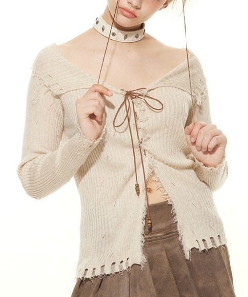 .KOM(ドットコム)の「A'GEM/9 × .kom 『.KOM/ドットケーオーエム』 Lace Up Damaged Rib Knit Top/Y2Kレースアップダメージリブニットトップス(ニット/セーター・レディース・ベージュ/ブラウン・FREE)」の1枚目の写真