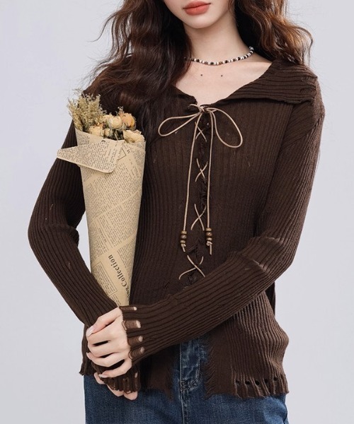 .KOM(ドットコム)の「A'GEM/9 × .kom 『.KOM/ドットケーオーエム』 Lace Up Damaged Rib Knit Top/Y2Kレースアップダメージリブニットトップス(ニット/セーター・レディース・ベージュ/ブラウン・FREE)」の13枚目の写真