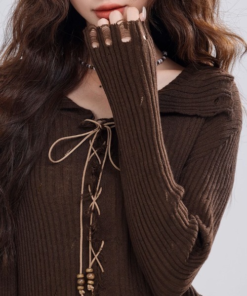 .KOM(ドットコム)の「A'GEM/9 × .kom 『.KOM/ドットケーオーエム』 Lace Up Damaged Rib Knit Top/Y2Kレースアップダメージリブニットトップス(ニット/セーター・レディース・ベージュ/ブラウン・FREE)」の14枚目の写真