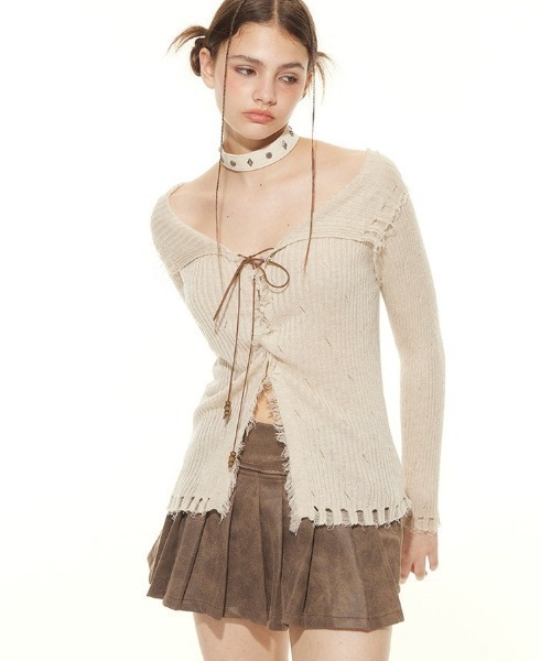 .KOM(ドットコム)の「A'GEM/9 × .kom 『.KOM/ドットケーオーエム』 Lace Up Damaged Rib Knit Top/Y2Kレースアップダメージリブニットトップス(ニット/セーター・レディース・ベージュ/ブラウン・FREE)」の4枚目の写真