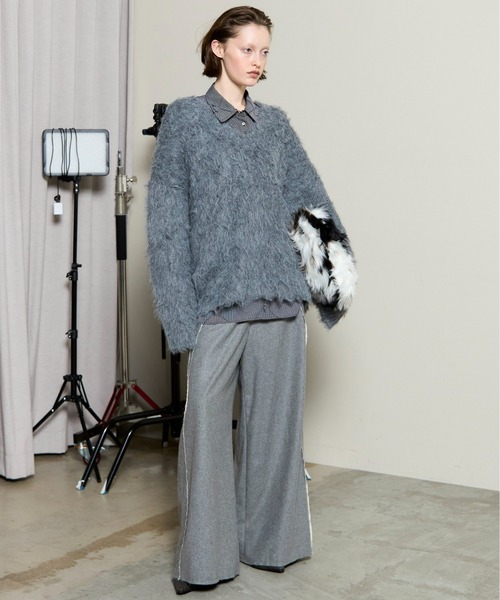 MAISON SPECIAL（メゾンスペシャル）の「Long Shaggy V-neck Knit / ロングシャギーVネックニット（ニット/セーター・レディース・ブラック/グレー/ブルー/オレンジ・FREE）」の6枚目の写真