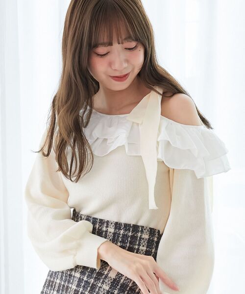 MAJESTIC LEGON(マジェスティックレゴン)の「フリルワンショル肩リボンニット(ニット/セーター・レディース・ピンク/グレー/アイボリー/ブラック・MEDIUM)」の1枚目の写真