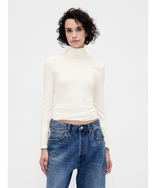 GAP(ギャップ)の「フェザーウェイト タートルネックカットソー(Tシャツ/カットソー・レディース・ブラウン/ブラック/オフホワイト/ライトブラウン・XS/S/M/L/XL/XXS)」の2枚目の写真