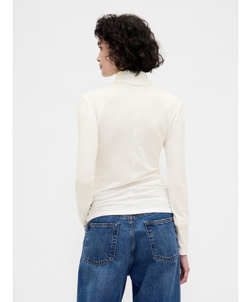 GAP(ギャップ)の「フェザーウェイト タートルネックカットソー(Tシャツ/カットソー・レディース・ブラウン/ブラック/オフホワイト/ライトブラウン・XS/S/M/L/XL/XXS)」の11枚目の写真