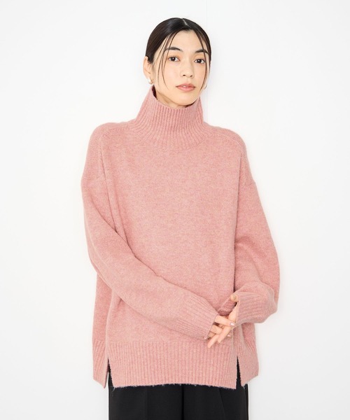 Mac-House(マックハウス)の「Idnes ふんわり上品 ヤクライクタートルネックニット(ニット/セーター・レディース・ピンク/グレー/ブラック・FREE)」の5枚目の写真