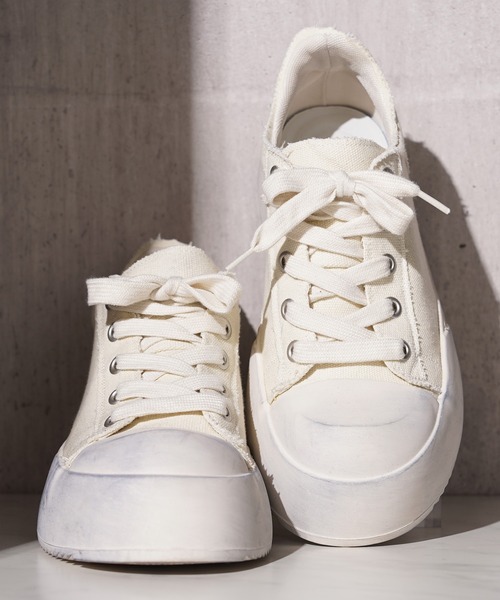 1111clothing(ワンフォークロージング)の「DIRTY加工 厚底スニーカー / DIRTY-Processed Chunky-Sole Sneakers(スニーカー・メンズ・ホワイト/ブラック・43/44/41/42)」の2枚目の写真