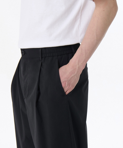 MUSINSA STANDARD（ムシンサスタンダード）の「SOLOTEX ワンタックワイドコンフォートバンディングパンツ [ブラック]（スラックス・メンズ・その他・40/38/42/36/32/30/26/28/34）」の4枚目の写真