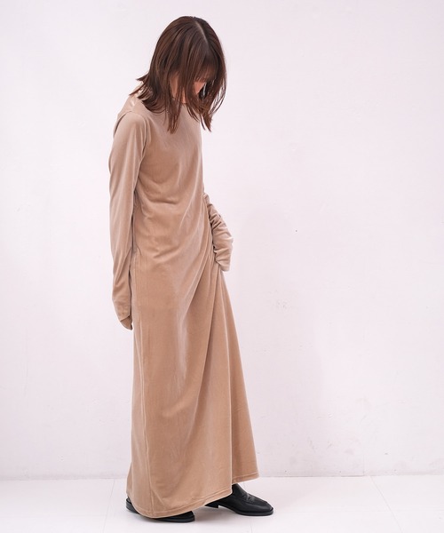 AKTE（アクテ）の「ベロアIラインワンピース（ワンピース・レディース・バーガンディー/ブラック系/ライトベージュ・FREE/TALL）」の15枚目の写真