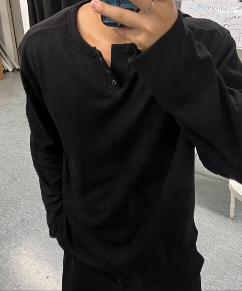 ALYSS（アリス）の「リングスタッドクロップヘンリーネックニットTシャツ[ブラック]（Tシャツ/カットソー・メンズ・その他・MEDIUM/LARGE/X-LARGE）」の2枚目の写真