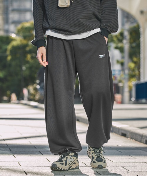 THE CRAFT CREW PRODUCTS(ザクラフトクループロダクツ)の「【UNNOTICEシリーズ】<セットアップ対応>11ozヘビーウェイト 裾ドローコード スウェットカーブパンツ / 吸水速乾・イージーケア・UVカット【THE CRAFT CREW PRODUCTS】(スウェットパンツ・メンズ・ブラック/オリーブ系/アッシュグレー/ダークグレー/ネイビー/キャメル・S/M/L)」の3枚目の写真