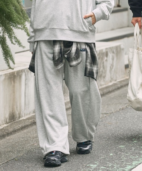 THE CRAFT CREW PRODUCTS(ザクラフトクループロダクツ)の「【UNNOTICEシリーズ】<セットアップ対応>11ozヘビーウェイト 裾ドローコード スウェットカーブパンツ / 吸水速乾・イージーケア・UVカット【THE CRAFT CREW PRODUCTS】(スウェットパンツ・メンズ・ブラック/オリーブ系/アッシュグレー/ダークグレー/ネイビー/キャメル・S/M/L)」の1枚目の写真