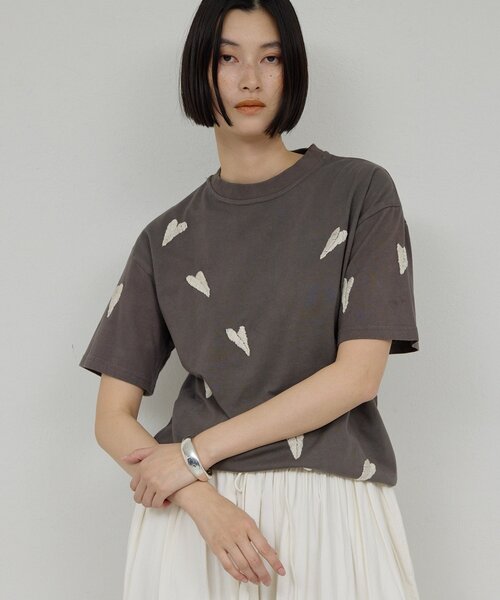 GALLARDAGALANTE(ガリャルダガランテ)の「【2026SS Debut】【Dhritië】【手洗い可】リーフ刺繍Tee(Tシャツ/カットソー・レディース・ホワイト系その他2/グレー系その他/ホワイト系その他/グレー系その他2・FREE)」の1枚目の写真