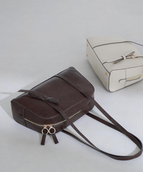 NATURAL BEAUTY BASIC（ナチュラルビューティーベーシック）の「◇アシメリボンボストンバッグ（ボストンバッグ・レディース・ダークブラウン/オフホワイト・ﾌﾘ-）」の2枚目の写真