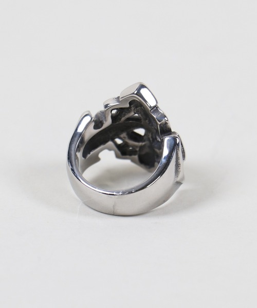 SPINNS（スピンズ）の「ボリュームメタルシルバーリング/クロス（リング・メンズ・シルバー・ONESIZE）」の2枚目の写真