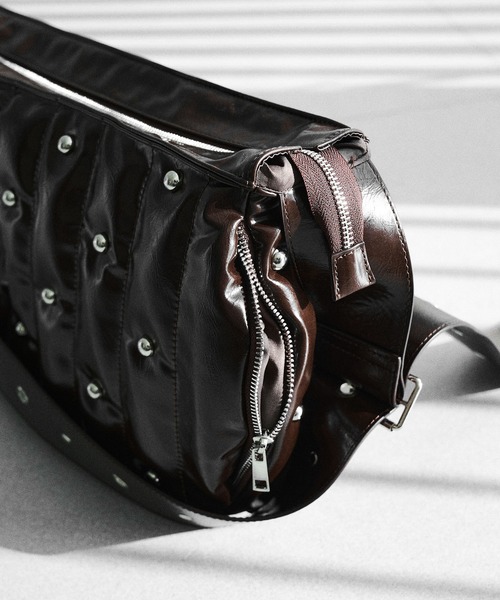 seyto(セイト)の「Studs padded sholder bag / スタッズパデットショルダーバッグ(ショルダーバッグ・メンズ・ブラック/ブラウン・FREE)」の5枚目の写真