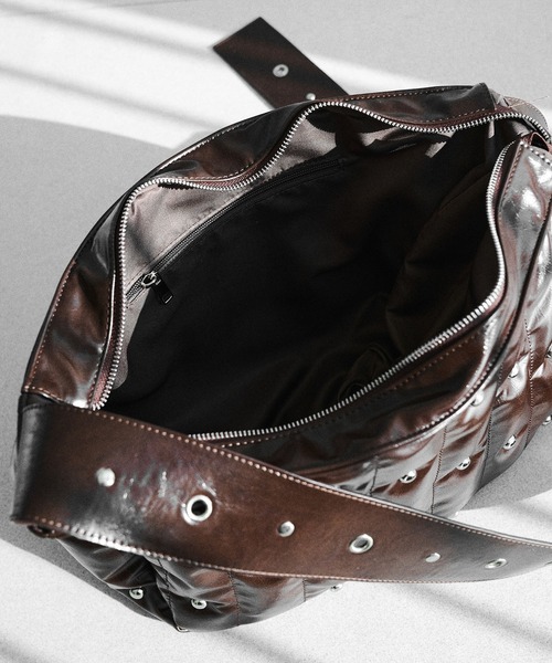 seyto(セイト)の「Studs padded sholder bag / スタッズパデットショルダーバッグ(ショルダーバッグ・メンズ・ブラック/ブラウン・FREE)」の3枚目の写真