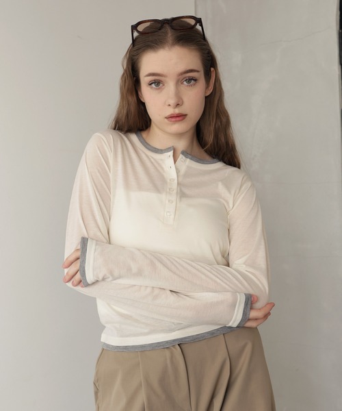 Mili affinity(ミリアフィニティー)の「ヘンリーネックレイヤード配色シアーロンT(Tシャツ/カットソー・レディース・ブラック/オフホワイト/グレー/グレー系/ブラック系・FREE)」の2枚目の写真