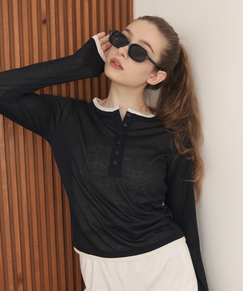 Mili affinity(ミリアフィニティー)の「ヘンリーネックレイヤード配色シアーロンT(Tシャツ/カットソー・レディース・ブラック/オフホワイト/グレー/グレー系/ブラック系・FREE)」の3枚目の写真