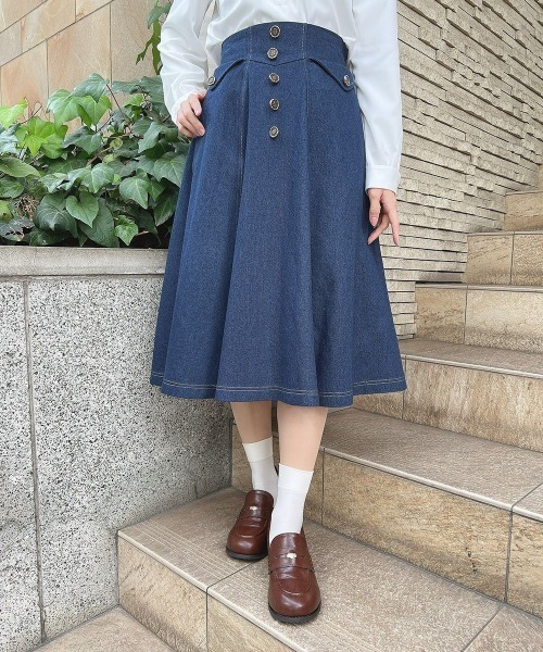 F i.n.t(フィント)の「ローズシーリング釦デニムフレアースカート(スカート・レディース・ブラック/インディゴブルー・FREE)」の6枚目の写真