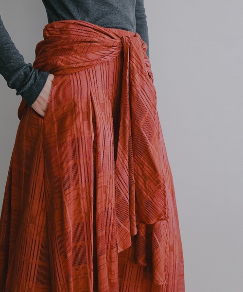 MANOF(マノフ)の「SHEER CHECK FLARE SKIRTS(スカート・レディース・ブラック/レッド/ベージュ・M/S)」の4枚目の写真