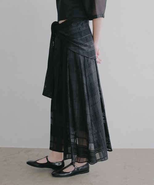 MANOF(マノフ)の「SHEER CHECK FLARE SKIRTS(スカート・レディース・ブラック/レッド/ベージュ・M/S)」の6枚目の写真