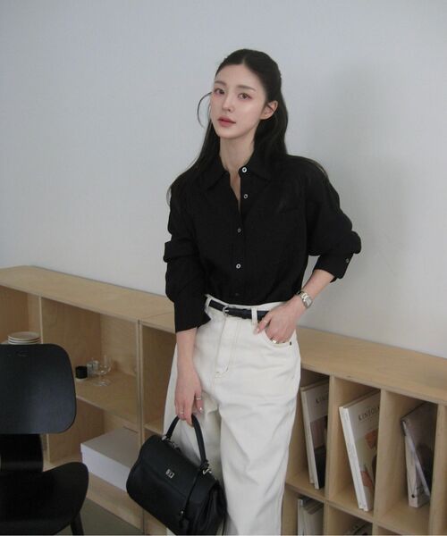 SIYAZU(シヤジュ)の「SITP5160 ルーズフィット シワシルキーシャツ_Khaki brown(シャツ/ブラウス・レディース・カーキ・ONE)」の3枚目の写真