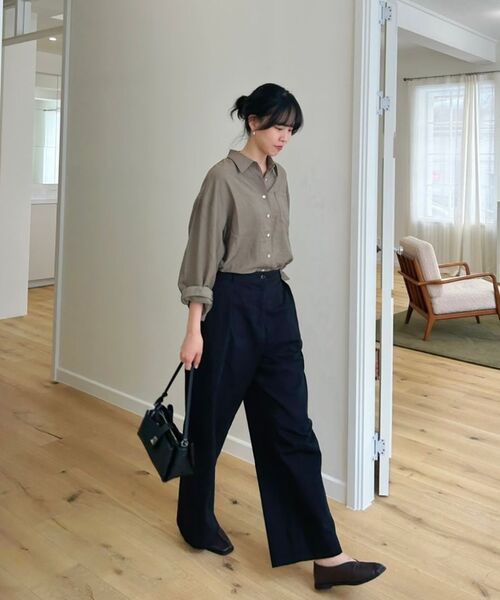 SIYAZU(シヤジュ)の「SITP5160 ルーズフィット シワシルキーシャツ_Khaki brown(シャツ/ブラウス・レディース・カーキ・ONE)」の5枚目の写真