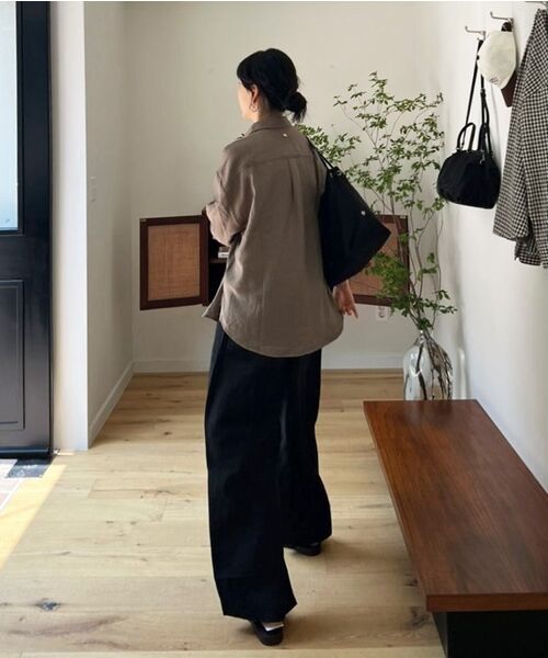 SIYAZU(シヤジュ)の「SITP5160 ルーズフィット シワシルキーシャツ_Khaki brown(シャツ/ブラウス・レディース・カーキ・ONE)」の6枚目の写真