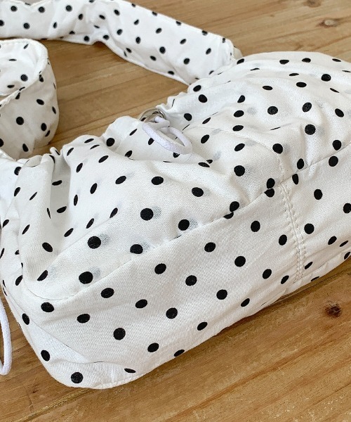 mebole(メボレ)の「Shirring Dot Shoulder Bag(ショルダーバッグ・レディース・ピンク/ホワイト/ブラック・FREE)」の20枚目の写真