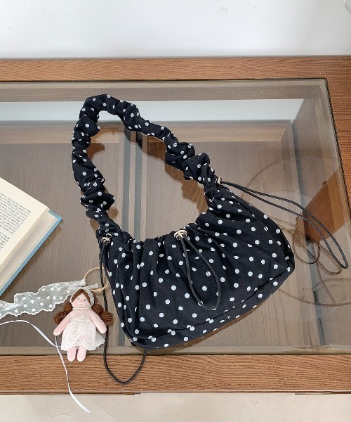 mebole(メボレ)の「Shirring Dot Shoulder Bag(ショルダーバッグ・レディース・ピンク/ホワイト/ブラック・FREE)」の14枚目の写真