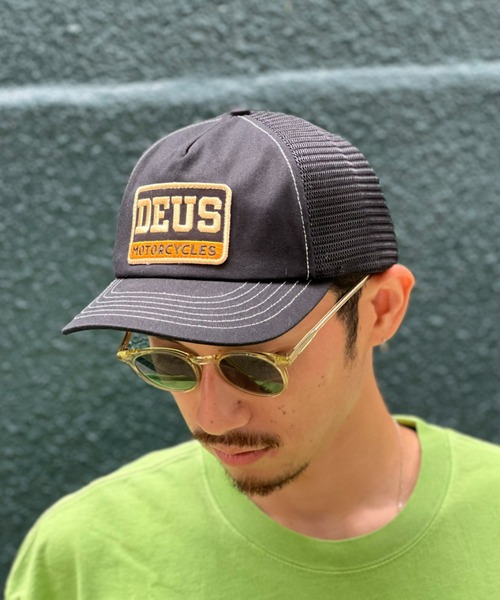 DEUS EX MACHINA(デウスエクスマキナ)の「【DEUS】Malden Trucker(キャップ・メンズ・レッド/ブラック/ブルー・ONE SIZE)」の1枚目の写真