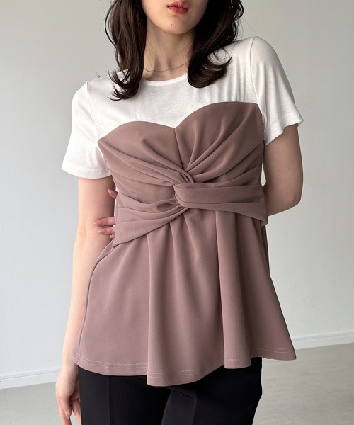 junoah(ジュノア)の「ツイストデザインペプラムトップス(Tシャツ/カットソー・レディース・ネイビー/グレー/ピンクベージュ・LARGE/MEDIUM/SMALL)」の3枚目の写真