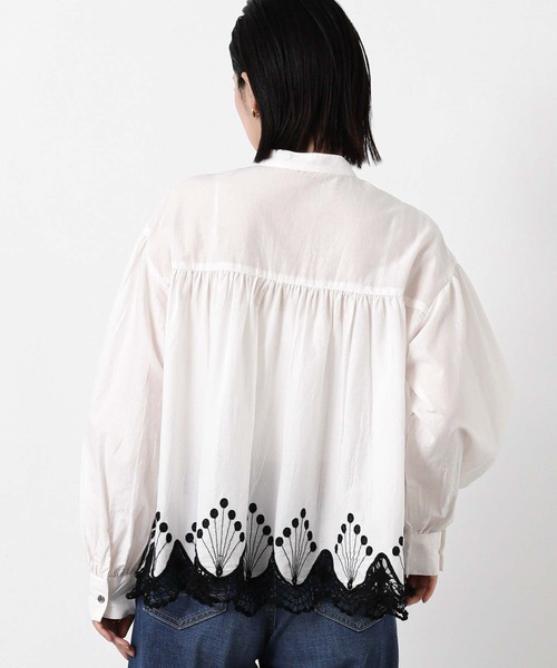 Gready Brilliant(グレディブリリアン)の「スカラ刺繍バンドネックシャツ(シャツ/ブラウス・レディース・オフホワイト・FREE)」の4枚目の写真