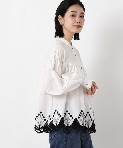 Gready Brilliant(グレディブリリアン)の「スカラ刺繍バンドネックシャツ(シャツ/ブラウス・レディース・オフホワイト・FREE)」の3枚目の写真