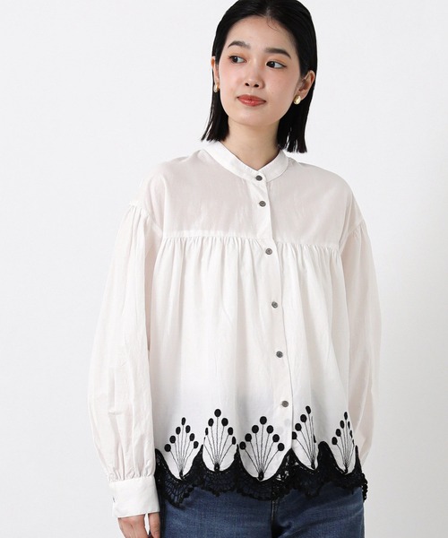 Gready Brilliant(グレディブリリアン)の「スカラ刺繍バンドネックシャツ(シャツ/ブラウス・レディース・オフホワイト・FREE)」の2枚目の写真