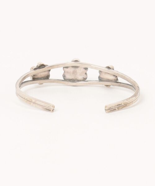 Indian Jewelry（インディアンジュエリー）の「THEATER シアター ラピスラズリフラワーモチーフデザインルバーバングル Made in USA（バングル/リストバンド・レディース・シルバー・FREE）」の2枚目の写真