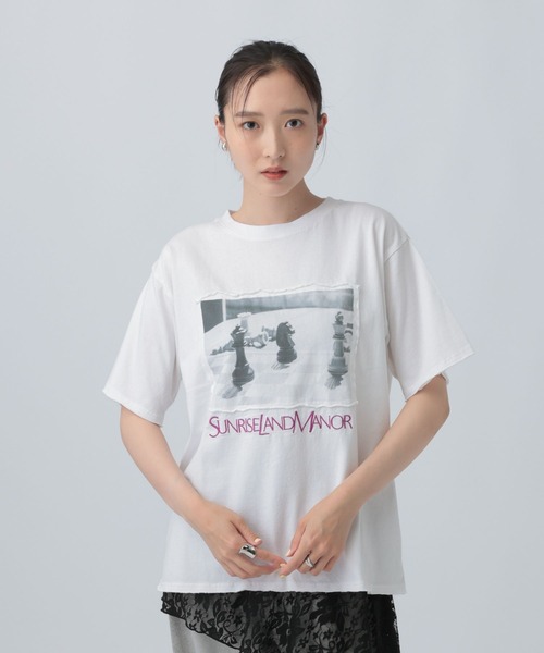 LEPSIM(レプシィム)の「フォトパッチプリントT 667197(Tシャツ/カットソー・レディース・オフホワイト/チャコール/イエロー/ホワイト・FREE)」の2枚目の写真